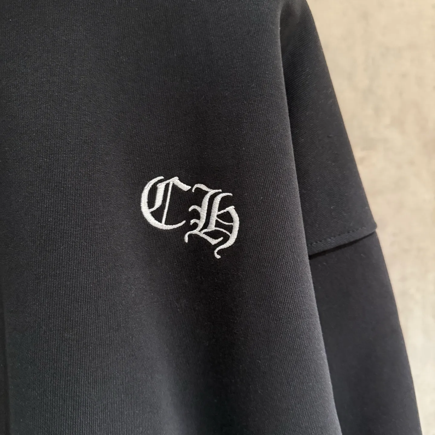 🅿️390 [Strict quality control] CH Croixin's new long-sleeved hooded sweatshirt. The fabric is made of heavy 480g double yarn fabric. The whole garment is washed. The front and rear panels are laser-burned. The ready-to-wear wash is loose. The fabric is stiff and stylish. It does not deform or shrink. Color: black, white, floral gray. Size: M-2xl